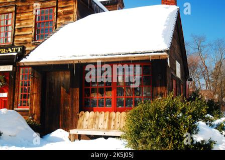 Ein kleiner Geschenkladen in Deerfield Massachusetts ist zu Weihnachten mit Schnee bedeckt Stockfoto