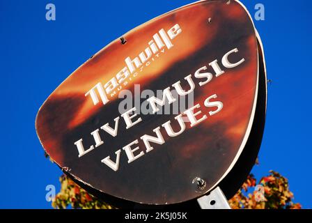 Ein Schild in Form eines Gitarrenpflopfes führt die Besucher zu den Live-Musik-Veranstaltungsorten in der Music Row am Broadway in Nashville, Tennessee Stockfoto