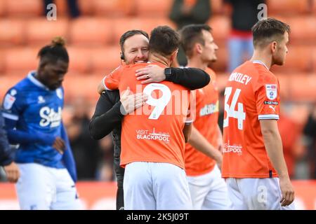 Richard O’Donnell Assistant Head Coach of Blackpool feiert mit Jerry Yates #9 am Ende des Sky Bet Championship-Spiels Blackpool gegen Watford in der Bloomfield Road, Blackpool, Großbritannien, 8.. Oktober 2022 (Foto von Craig Thomas/News Images) Stockfoto