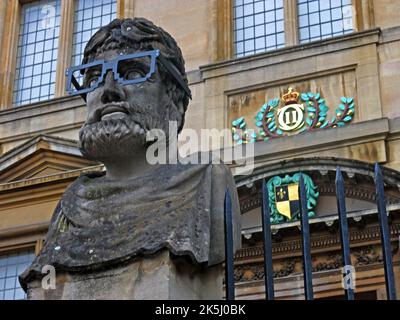 Sheldonian Theater, Steinköpfe, Kaiserköpfe, die, Oxford Kaiser, Oder, die ,Twelve Apostles, mit Brille, Broad St, Oxford, England, VEREINIGTES KÖNIGREICH Stockfoto