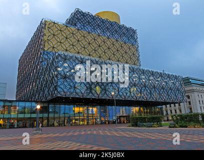 Bibliothek von Birmingham, Centenary Sq, Broad St, Birmingham, West Midlands, England, Großbritannien, B1 2EA, in der Abenddämmerung Stockfoto