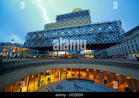 Bibliothek von Birmingham, Centenary Sq, Broad St, Birmingham, West Midlands, England, Großbritannien, B1 2EA, in der Abenddämmerung Stockfoto