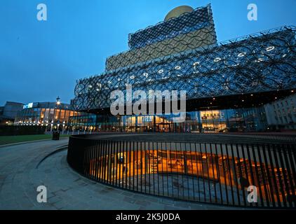 Bibliothek von Birmingham, Centenary Sq, Broad St, Birmingham, West Midlands, England, Großbritannien, B1 2EA, in der Abenddämmerung Stockfoto