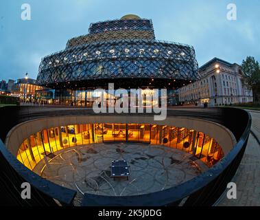 Bibliothek von Birmingham, Centenary Sq, Broad St, Birmingham, West Midlands, England, Großbritannien, B1 2EA, in der Abenddämmerung Stockfoto