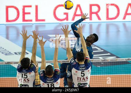 Verona, Italien. 08. Oktober 2022. Spike of Noumory Keita - WithU Verona während WithU Verona vs ITAS Trentino, Volleyball Italienische Serie A Männer Superliga Meisterschaft in Verona, Italien, Oktober 08 2022 Quelle: Independent Photo Agency/Alamy Live News Stockfoto