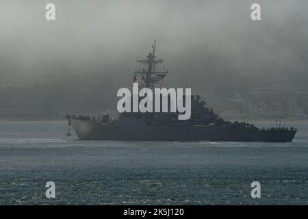 SAN FRANCISCO (Okt 7, 2022) USS Fitzgerald (DDG 62), ein Lenkflugkörper-Zerstörer der Arleigh Burke-Klasse, durchreist die San Francisco Bay während der Parade der Schiffe im Rahmen der San Francisco Fleet Week (SFFW) 2022, 7. Oktober 2022. Die SFFW bietet der amerikanischen Öffentlichkeit die Möglichkeit, ihre Teams der Marine, des Marine Corps und der Küstenwache zu treffen und Amerikas Seedienste zu erleben. Während der Fleet Week nehmen Servicemitglieder an verschiedenen Community-Service-Veranstaltungen Teil, präsentieren der Gemeinde Fähigkeiten und Ausrüstung und genießen die Gastfreundschaft der Stadt und ihrer Umgebung. (USA Navy Foto von Mass Comm Stockfoto