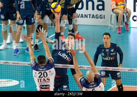 Verona, Italien. 08. Oktober 2022. Maksim Sapozhkov - WithU Verona während WithU Verona vs ITAS Trentino, Volleyball Italienische Serie A Männer Superliga Meisterschaft in Verona, Italien, Oktober 08 2022 Quelle: Independent Photo Agency/Alamy Live News Stockfoto