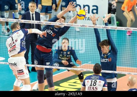 Verona, Italien. 08. Oktober 2022. Block by Maksim Sapozhkov - WithU Verona während WithU Verona vs ITAS Trentino, Volleyball Italienische Serie A Männer Superleague Championship in Verona, Italien, Oktober 08 2022 Credit: Independent Photo Agency/Alamy Live News Stockfoto