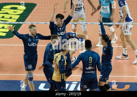 Verona, Italien. 08. Oktober 2022. Jubel von WithU Verona während WithU Verona gegen ITAS Trentino, Volleyball Italienische Serie A Männer Superliga Meisterschaft in Verona, Italien, Oktober 08 2022 Credit: Independent Photo Agency/Alamy Live News Stockfoto