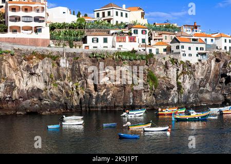 Camara de Lobos, bunte Fischerboote im Hafen, altes Fischerdorf, Südküste, Madeira, Portugal Stockfoto