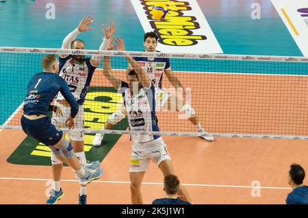 Verona, Italien. 08. Oktober 2022. Block by Srecko Lisinac - ITAS Trentino during WithU Verona vs ITAS Trentino, Volleyball Italienische Serie A Superliga-Meisterschaft der Männer in Verona, Italien, Oktober 08 2022 Quelle: Independent Photo Agency/Alamy Live News Stockfoto