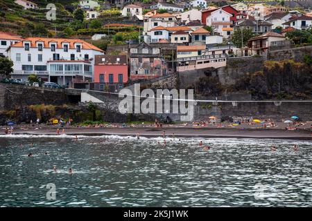 Schwarzer Sandstrand und Badebucht von Seixal, Madeira, Portugal Stockfoto