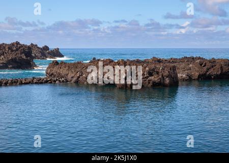 Klippen und Bucht von Seixal, Madeira, Portugal Stockfoto