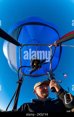 Frankreich, Essonne (91), Heißluftballonpilot, der per Funk mit dem Fluglotsen kommuniziert Stockfoto