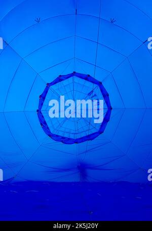 Frankreich, Essonne (91), Saclas, Luftinflation eines Heißluftballons und Steuerung des oberen Ventils und des Hülls durch seinen Piloten Stockfoto