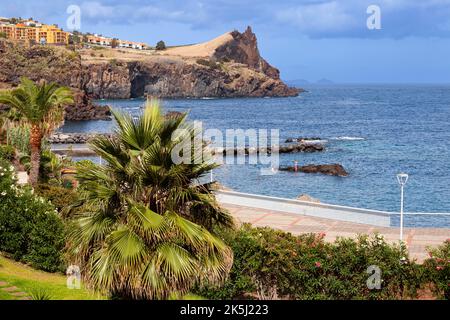 Blick auf die Strandpromenade und die Klippen von Canico, Madeira, Portugal Stockfoto