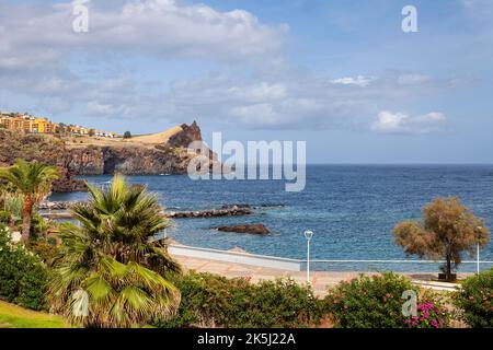 Blick auf die Strandpromenade und die Klippen von Canico, Madeira, Portugal Stockfoto