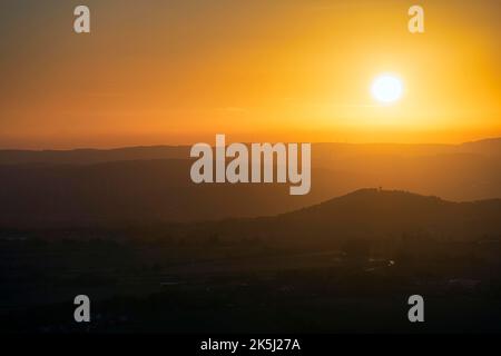 Sonnenuntergang über Naturpark Park Teutoburger Wald Eggegebirge, Backlight, Berggipfel Koeterberg, Lügde, Weserbergland, Nordrhein-Westfalen, Deutschland Stockfoto