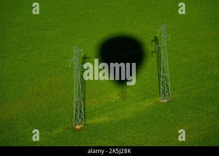 Frankreich, Essonne (91), Etampes, Luftaufnahme von 90.000-Volt-Hochspannungsleitungen des RTE Electricity Transport Network Stockfoto