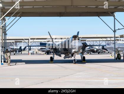 Ein Flugzeug der US Air Force F-35A Lightning II führt vor dem Start am 3. Oktober 2022 auf der Luke Air Force Base, Arizona, Funktionsprüfungen durch. Mehrere 62. Fighter Squadron F-35A waren bereit, sich einem B-1B Lancer anzuschließen, der dem 7. Bomb Wing, Dyess AFB, Texas, in Formation über den Vereinigten Staaten zugewiesen wurde und die Interoperabilität der verschiedenen Flugzeuge ausübte. (USA Luftwaffe Foto von Senior Airman David Busby) Stockfoto