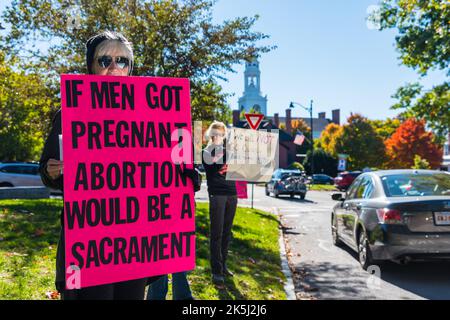 Concord, Massachusetts. 8.. Oktober 2022. Eine von Concord unteilbare Kundgebung, um die Botschaft zu senden, dass Frauen ihre Wahlrechte fordern Stockfoto