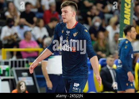 Verona, Italien. 08. Oktober 2022. Jubel von Maksim Sapozhkov - WithU Verona während WithU Verona gegen ITAS Trentino, Volleyball Italienische Serie A Männer Superliga Meisterschaft in Verona, Italien, Oktober 08 2022 Quelle: Independent Photo Agency/Alamy Live News Stockfoto