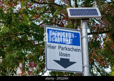 Schild Parkscheinautomat, Solaranlage, Münsterland, Nordrhein-Westfalen, Deutschland Stockfoto