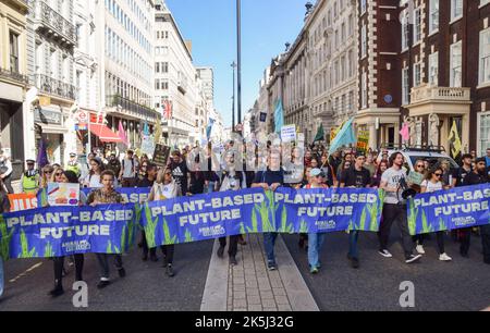 London, Großbritannien. 8.. Oktober 2022. Tieraufstand-Aktivisten marschieren in der Pall Mall. Die Tierrechtsgruppe marschierte in Central London und forderte ein Ende aller Formen der Tierausbeutung und eine pflanzenbasierte Zukunft. Kredit: Vuk Valcic/Alamy Live Nachrichten Stockfoto