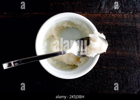 Blühtes Gelatinepulver in einer Ramekin-Schale: Gelatinepulver in einer kleinen Keramikschale mit Wasser gemischt Stockfoto