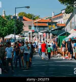 Lissabon, Portugal - 8. Oktober 2022: Touristen gehen und einkaufen auf dem Flohmarkt Feira da Ladra in Lissabon, Portugal Stockfoto