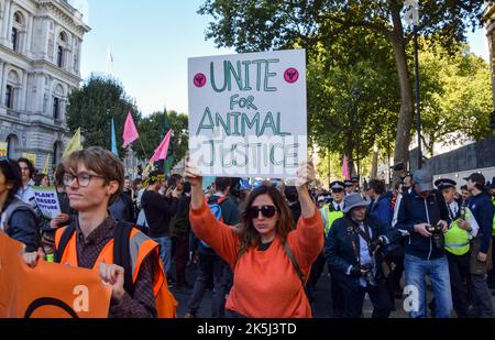 London, Großbritannien. 8.. Oktober 2022. Tieraufstand-Aktivisten in Whitehall. Die Tierrechtsgruppe marschierte in Central London und forderte ein Ende aller Formen der Tierausbeutung und eine pflanzenbasierte Zukunft. Kredit: Vuk Valcic/Alamy Live Nachrichten Stockfoto