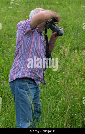 Älterer Herr, der ein Foto macht, Bayern, Deutschland Stockfoto