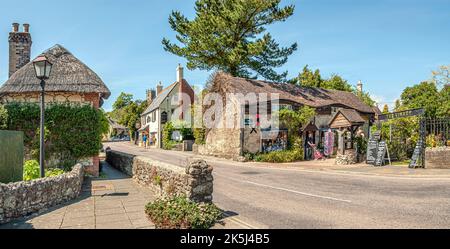 Traditionelle Reethütten im Dorf Godshill auf der Isle of Wight, Südostengland Stockfoto