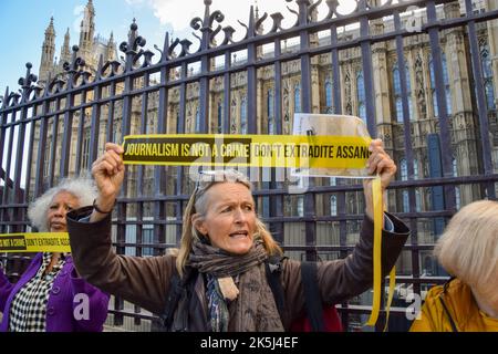London, England, Großbritannien. 8. Oktober 2022. Tausende von Menschen bildeten eine Menschenkette um die Houses of Parliament, die sich über die Vauxhall Bridge und die Westminster Bridge zur Unterstützung von Julian Assange erstreckten, und forderten, dass die britische Regierung den WikiLeaks-Gründer freilässt. (Bild: © Vuk Valcic/ZUMA Press Wire) Stockfoto