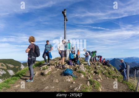 Viele Wanderer machen eine Pause auf dem Gipfel der Rotwand, Spitzingsee, Mangfallgebirge, Oberbayern, Deutschland Stockfoto