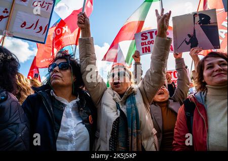 Eine Gruppe iranischer Frauen wird während der Demonstration wütend Parolen rufen sehen. Iraner und ihre Anhänger weltweit veranstalten am 8. Oktober erneut globale Kundgebungen, um weiterhin Solidarität mit den Protesten im Iran zu zeigen, die durch den Tod von Mahsa Amini ausgelöst wurden, die von der Moralpolizei festgenommen wurde, weil sie angeblich ihr Kopftuch zu locker getragen hatte. In Den Haag versammelten sich iranische und niederländische Menschen in Malieveld, um Gerechtigkeit im Iran zu fordern. Innerhalb des Iran werden die Proteste fortgesetzt, trotz der brutalen Niederschlagung durch die Behörden, die die Iraner für Justiz und Menschenrechte geltend machen Stockfoto