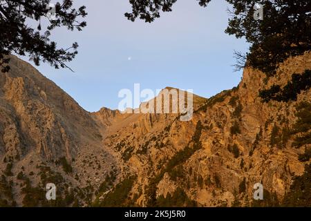 Xyloskalo, Holztreppe, oberer Eingang der Schlucht, Morgenlicht, Vollmond klein, blauer wolkenloser Himmel, Gingilos, Samaria-Schlucht, Samaria-Schlucht Stockfoto