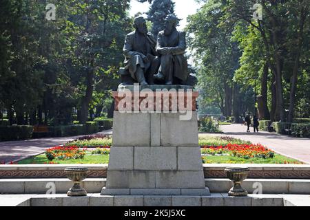 Karl Marx (1818-1883) & Friedrich Engels (1820-1895) Monument, Dobovy Park, Abdumomunov Street, Bishkek, Bishkek City Region, Kirgisistan, Zentralasien Stockfoto