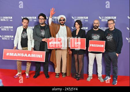 Regisseur Ali Abbasi und ZAR Amir Ebrahimi kommen bei der britischen Premiere zur Heiligen Spinne, ebenfalls ein Protest gegen den Tod von Mahsa Amini beim BFI London Film Festival 2022 am 8.. Oktober 2022 in der South Bank, Royal Festival Hall, London, Großbritannien. Quelle: Siehe Li/Picture Capital/Alamy Live News Stockfoto