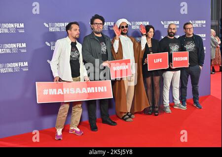 Regisseur Ali Abbasi und ZAR Amir Ebrahimi kommen bei der britischen Premiere zur Heiligen Spinne, ebenfalls ein Protest gegen den Tod von Mahsa Amini beim BFI London Film Festival 2022 am 8.. Oktober 2022 in der South Bank, Royal Festival Hall, London, Großbritannien. Quelle: Siehe Li/Picture Capital/Alamy Live News Stockfoto