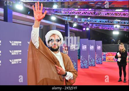 Regisseur Ali Abbasi und ZAR Amir Ebrahimi kommen bei der britischen Premiere zur Heiligen Spinne, ebenfalls ein Protest gegen den Tod von Mahsa Amini beim BFI London Film Festival 2022 am 8.. Oktober 2022 in der South Bank, Royal Festival Hall, London, Großbritannien. Quelle: Siehe Li/Picture Capital/Alamy Live News Stockfoto