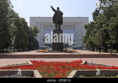 Statue von Wladimir Lenin (1870-1924), Lenin Square, Abdumomunov Street, Bishkek, Bishkek City Region, Kirgisistan, Zentralasien Stockfoto