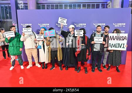 London, Großbritannien. 8. Okt 2022. Regisseur Ali Abbasi und der Schauspieler ZAR Amir Ebrahimi kommen bei der britischen Premiere zur Heiligen Spinne, ebenfalls ein Protest gegen den Tod von Mahsa Amini beim BFI London Film Festival 2022 am 8.. Oktober 2022 in der South Bank, Royal Festival Hall, London, Großbritannien. Quelle: Siehe Li/Picture Capital/Alamy Live News Stockfoto