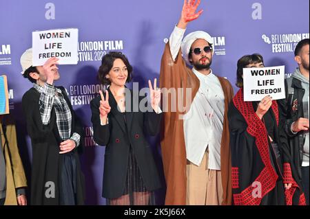 London, Großbritannien. 8. Okt 2022. Regisseur Ali Abbasi und der Schauspieler ZAR Amir Ebrahimi kommen bei der britischen Premiere zur Heiligen Spinne, ebenfalls ein Protest gegen den Tod von Mahsa Amini beim BFI London Film Festival 2022 am 8.. Oktober 2022 in der South Bank, Royal Festival Hall, London, Großbritannien. Quelle: Siehe Li/Picture Capital/Alamy Live News Stockfoto