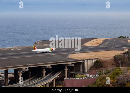 Airbus von TAP Portugal nähert sich der Start- und Landebahn des Flughafens Madeira LPMA, auch bekannt als Funchal Airport und Santa Catarina Airport, neben einem belebten Stockfoto