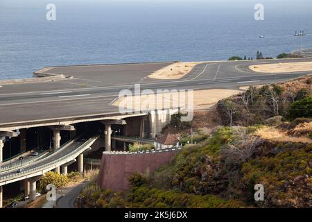 Landebahn des Flughafens Madeira LPMA, auch bekannt als Funchal Airport und Santa Catarina Airport, neben einer verkehrsreichen Autobahn, Santa Catarina, Funchal, Madeira Stockfoto