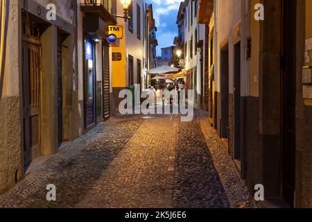 Gasse in der Altstadt mit Restaurants, bei Nacht, Funchal, Madeira, Portugal