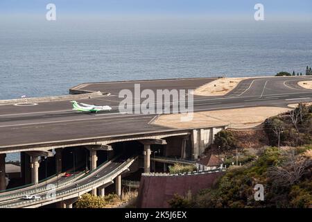 ATR72 Annäherung an die Start- und Landebahn des Flughafens Madeira LPMA, auch bekannt als Funchal Airport und Santa Catarina Airport, neben einer verkehrsreichen Autobahn, Santa Stockfoto