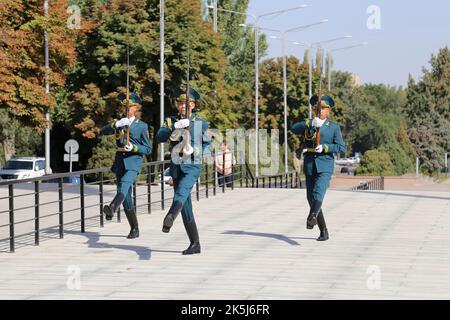 Wachablösung, Ala-zu-Platz, Bishkek, Bishkek City Region, Kirgisistan, Zentralasien Stockfoto