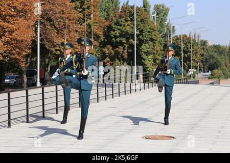 Wachablösung, Ala-zu-Platz, Bishkek, Bishkek City Region, Kirgisistan, Zentralasien Stockfoto